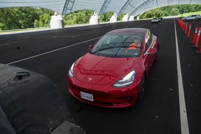 Tesla otomobillerinde kritik güvenlik hatası!