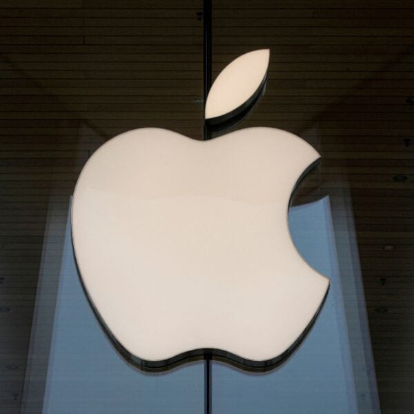 Apple Store çalışanları greve başladı