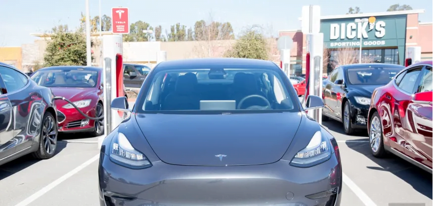 Tesla Model 3'ü yeniden tasarlıyor