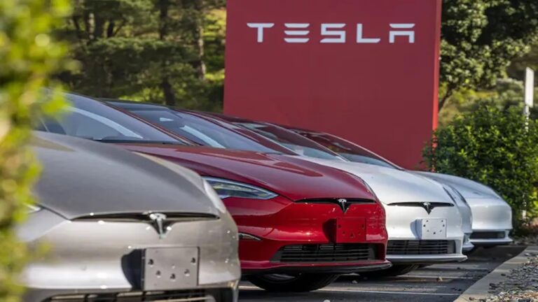 Tesla bu kez de 321 bin aracı trafikten çekiyor