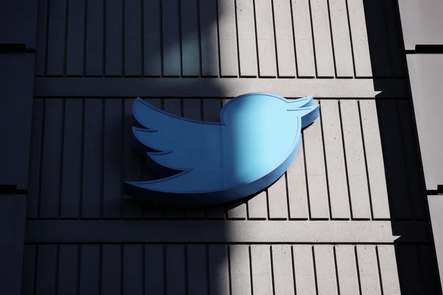Twitter, tartışmalı birinin hesabını aktive etti