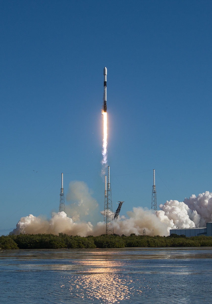 SpaceX roket parçası tarlaya düştü
