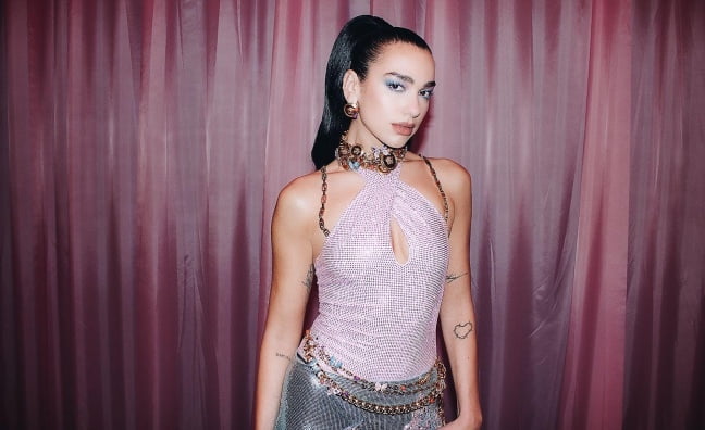 Dua Lipa meme uçlarının görünmesini umursamadı! Hiç giyinmeseydin! 4 dua lipa