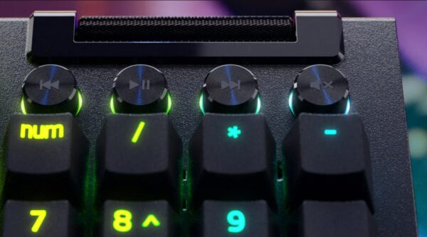 Razer Blackwidow v4 Pro: Bu klavye ile Doom Eternal'da kral olabilirsiniz