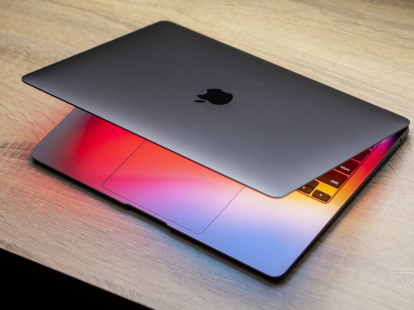 OLED ekranlı MacBook Pro'lar için tarih verildi 1 123 3