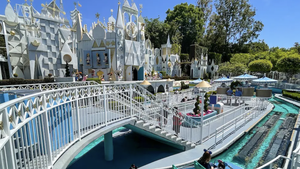 Disneyland'da soyunan adam ortalığı karıştırdı