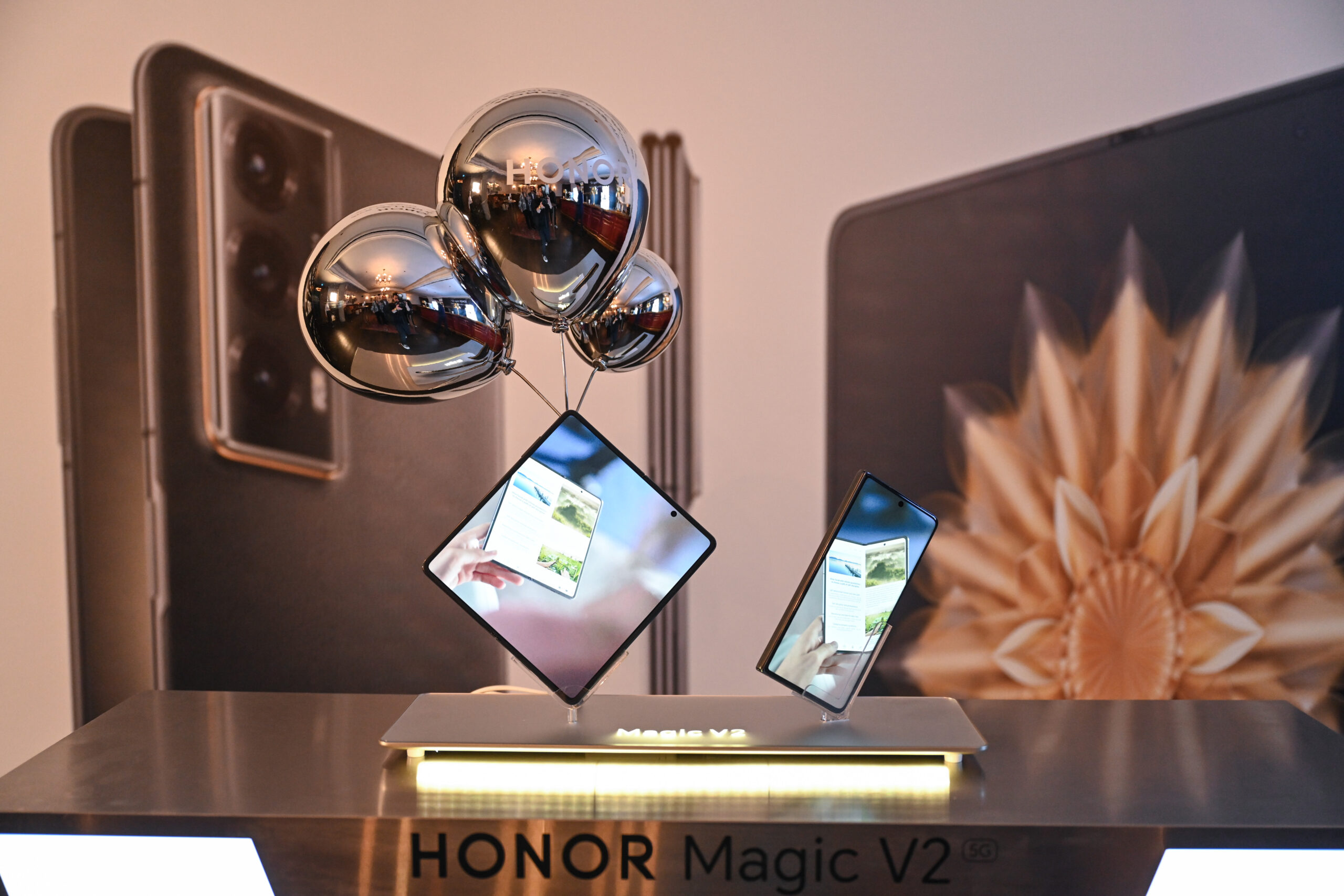 HONOR Magic V2