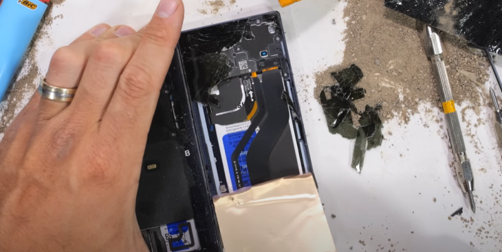 Galaxy Z Flip 6 dayanıklılık testi