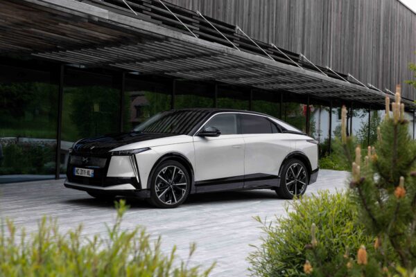 DS N°8  DS Automobiles