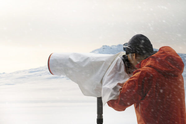 Sony, Alpha Aksesuar Serisini Genişletiyor 4 Sony, profesyonel fotoğrafçıların ihtiyaçlarına yanıt vermeye devam ediyor ve Alpha kamera aksesuar serisine iki yeni ürün ekliyor.