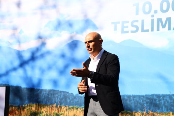   JAECOO, Türkiye pazarında yeni bir başarıya imza attı. Bu kapsamda JAECOO Türkiye, İstanbul’da gerçekleştirdiği araç teslimat töreninde toplam 10.000 adetlik araç satışına ulaşmasını müşterileriyle kutladı.  