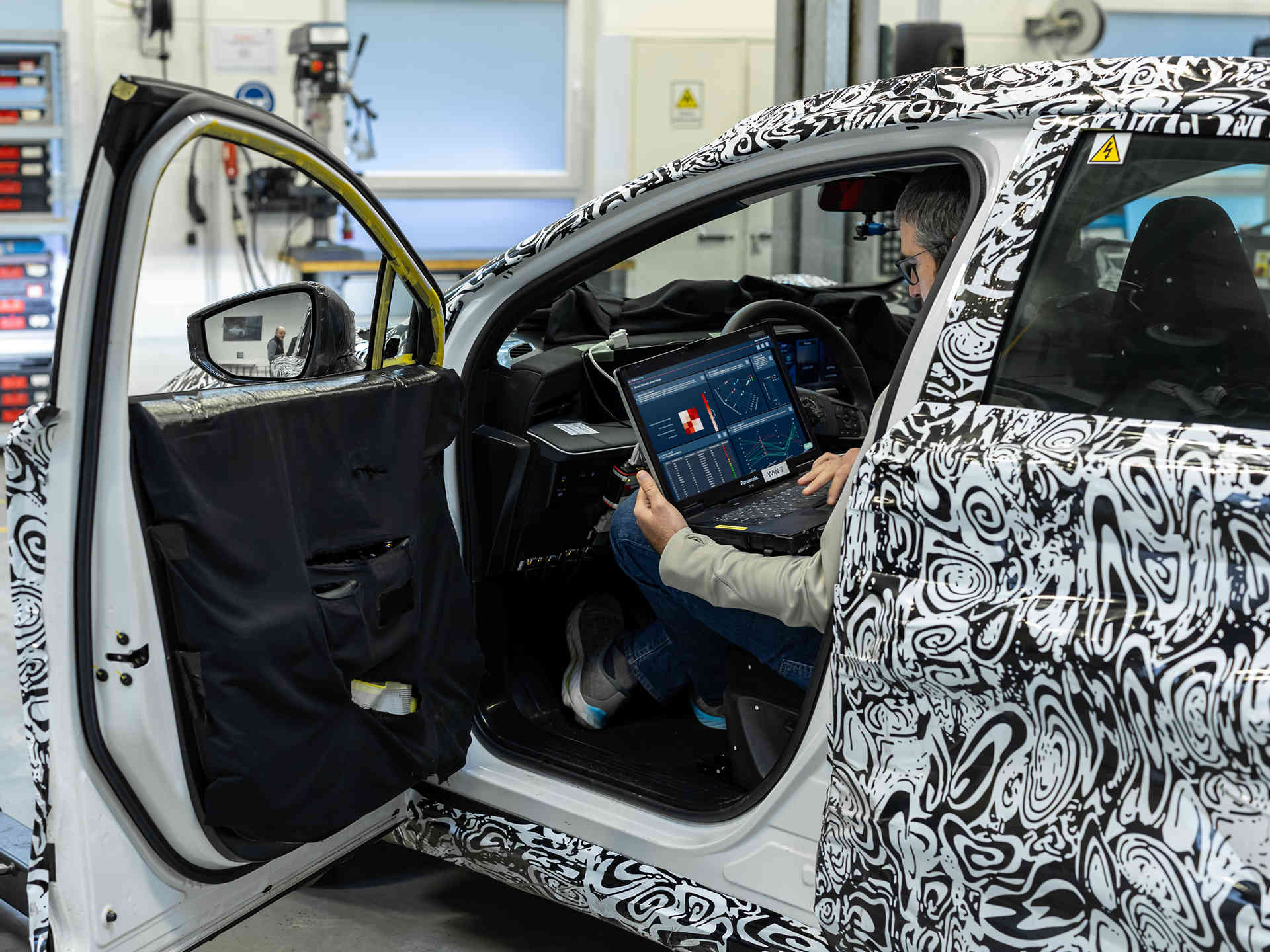 Monolith Nissan KI Auto Entwicklung