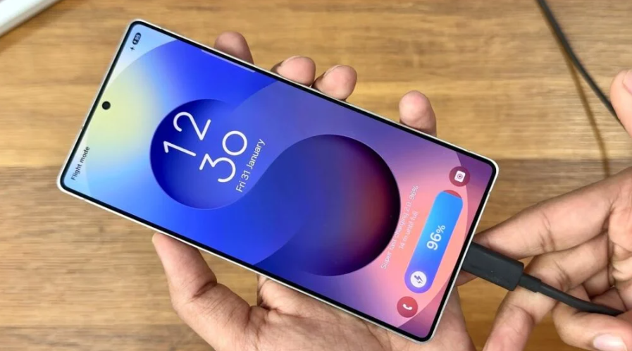 Samsung Kendi Ekranından Vaz mı Geçiyor? BOE İddiası Ortalığı Karıştırdı